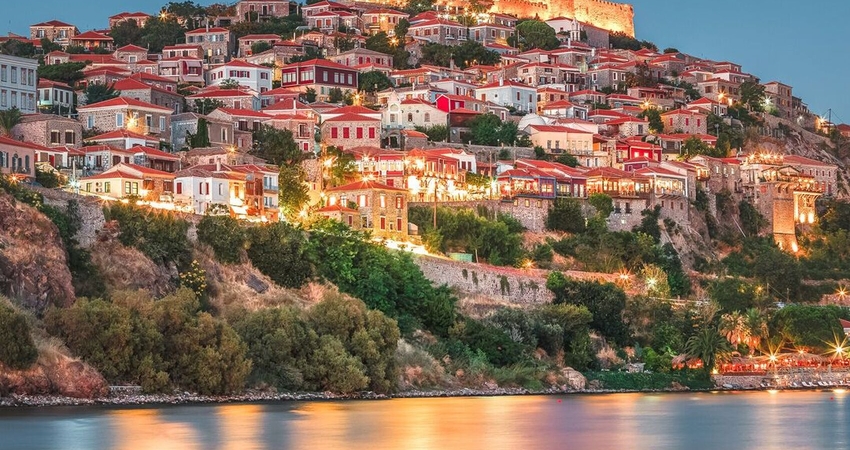 PERŞEMBE AKŞAM GEMİSİ İLE TAVERNA VE PETRA MOLYVOS TURU 