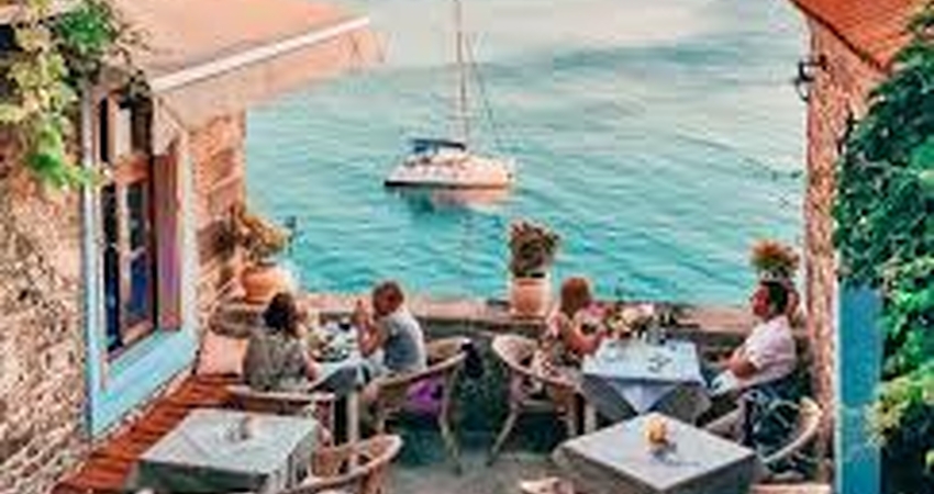 PERŞEMBE AKŞAM GEMİSİ İLE TAVERNA VE PETRA MOLYVOS TURU 